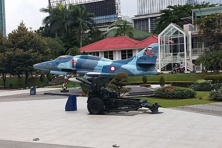 Salah satu koleksi pesawat di Museum Satria Mandala.