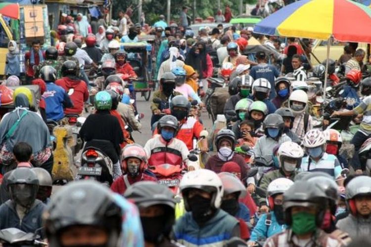 Sejumlah warga dan pengendara motor memadati kawasan Pasar Anyar, Kota Bogor, Jawa Barat, Senin (18/05) 