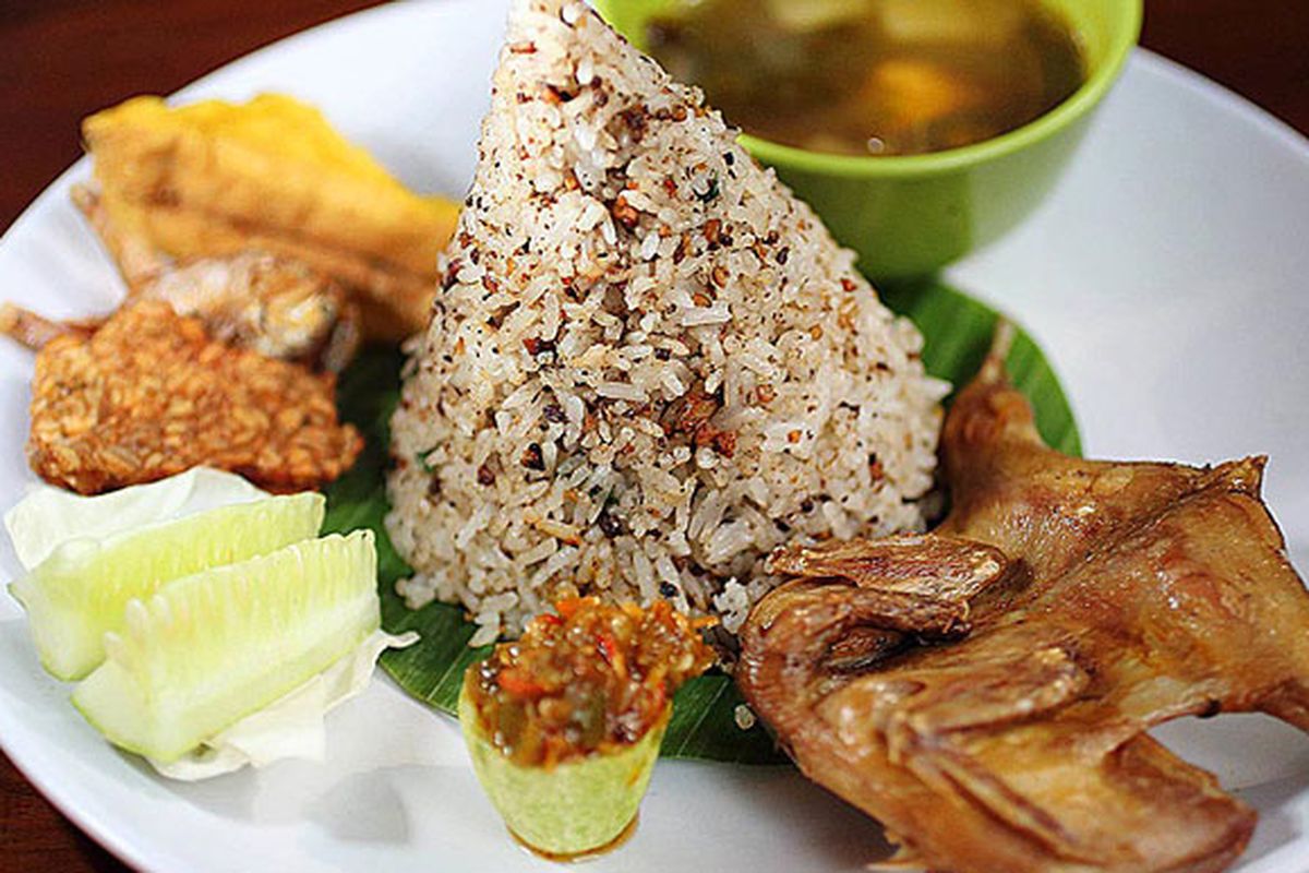 Nasi tutug oncom dengan paduan nasi putih hangat dan oncom berbumbu, lengkap dengan lalapan dan sambal