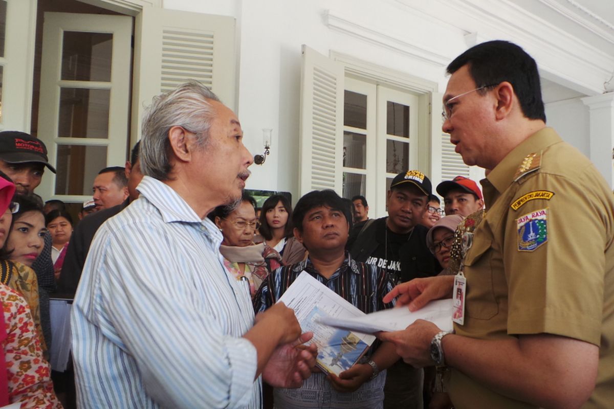 Gubernur DKI Jakarta Basuki Tjahaja Purnama atau Ahok saat menerima aduan warga di Pendopo Balai Kota DKI Jakarta, Senin (17/4/2017).