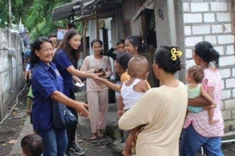 Caleg DPR RI dari Dapil Jatim I Surabaya-Sidoarjo, Manohara Odelia Pinot saat Blusukan ke Kampung 1001 Malam, di Kecamatan Krembangan Surabaya.