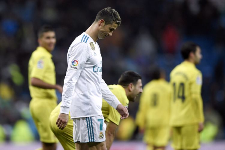 Pemain Real Madrid, Cristiano Ronaldo, berjalan pada akhir pertandingan sepak bola liga Spanyol antara Real Madrid dan Villarreal di Stadion Santiago Bernabeu di Madrid, Sabtu (13/1/2018).