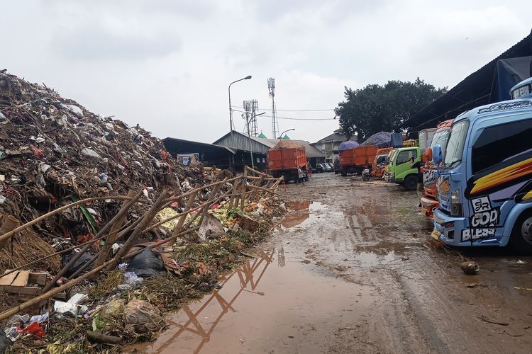 Gunungan Sampah di Pasar Induk Kramat Jati Bikin Aktivitas Bongkar Muat Terganggu