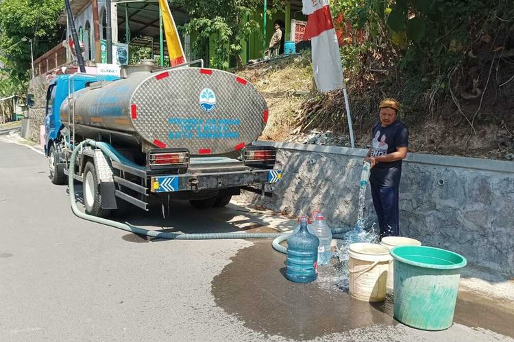 Warga Gondoriyo, Kecamatan Ngaliyan, Kota Semarang, Jawa Tengah kekurangan air bersih 