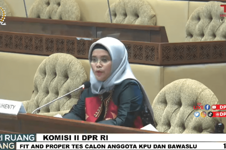 Calon anggota Badan Pengawas Pemilu (Bawaslu) 2022-2027, Lolly Suhenty, dalam uji kelayakan dan kepatutan di Komisi II DPR, Jakarta, Rabu (16/2/2022).