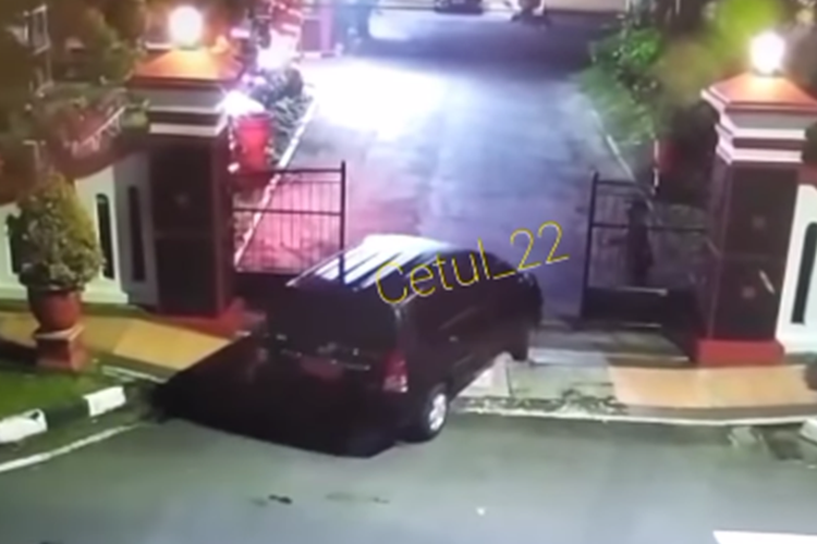 Tangkapan layar unggahan video rekaman kamera pengawas atau CCTV yang menunjukkan detik-detik mobil hitam berpelat merah diduga milik kawanan perampok rumah dinas Wali Kota Blitar.