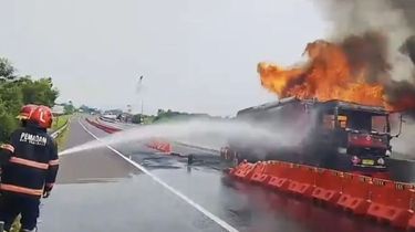 Truk Tangki Angkut 25.000 Liter BBM Terbakar di Tol Cisumdawu, Kerugian Capai Rp 3,2 M