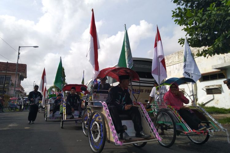 Para pegawai Kemenag Jember saat menaiki becak berangkat ke kantor kemenag. Ada 100 Abang becak yang diorder.