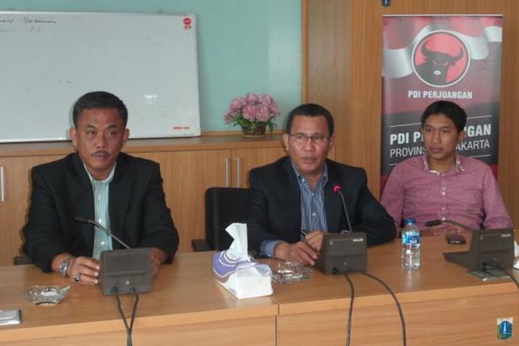 Ketua Fraksi PDI Perjuangan DPRD DKI Jakarta Jhonny Simanjuntak (tengah), didampingi Ketua DPRD Prasetio Edi Marsudi (kiri) dan Wakil Sekretaris Fraksi Dwi Rio Sambodo, di Gedung DPRD, Rabu (15/4/2015)