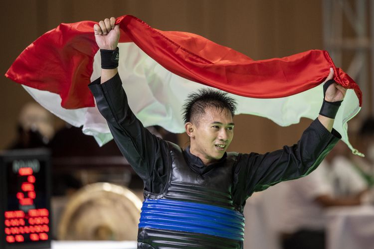 Pesilat putra Indonesia Iqbal Chandra Pratama melakukan selebrasi usai mengalahkan pesilat putra Malaysia M Shahrul Zeckry S pada nomor tanding putra Class F saat SEA Games 2023 di Chroy Changvar International Convention & Exhibition Center, Phnom Penh, Kamboja, Rabu (10/5/2023). Iqbal berhasil meraih medali emas dengan perolehan skor 53 - 9. ANTARA FOTO/M Agung Rajasa/nz