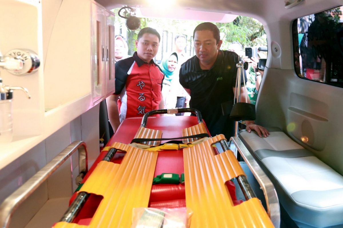 Wali Kota Semarang Hendrar Prihadi (kanan) menyaksikan fasilitas layanan kesehatan Ambulans Hebat untuk warga. 