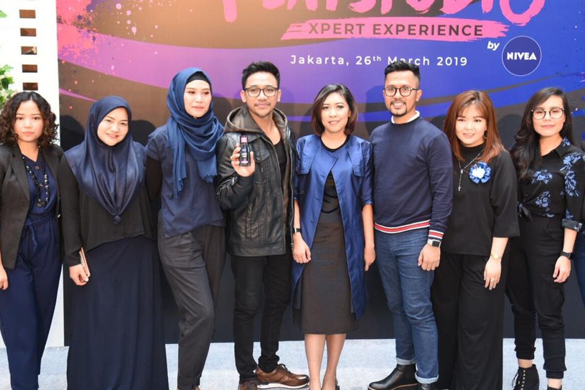 Bubah Alfian bersama para MUA yang terpilih dalam Nivea Expert Squad.