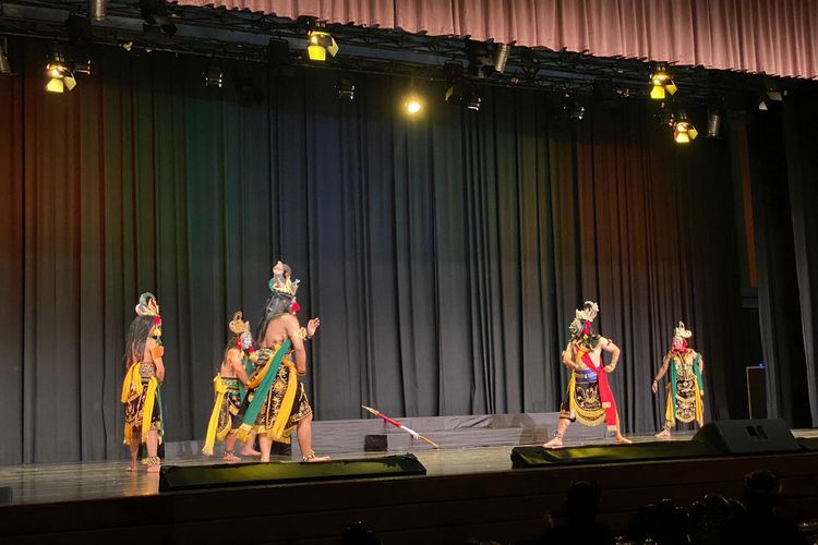 Wayang Topeng Malang Umbul-Umbul Mojopuro yang digelar di Teater Kautaman, Gedung Pewayangan Kautaman, Taman Mini Indonesia Indah (TMII), Jakarta Timur, Minggu (20/11/2022) sore.
