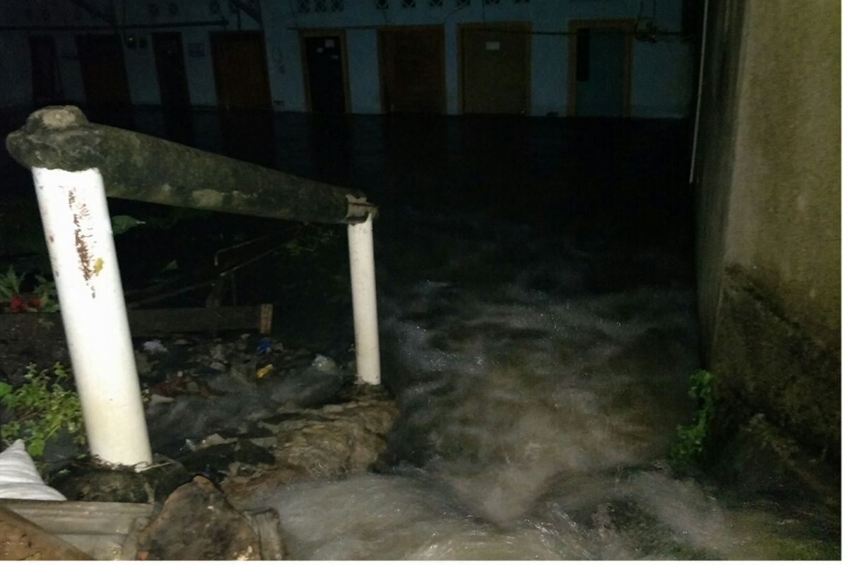 Banjir di Jalan Haji Icang, Tugu, Cimanggis, Depok, Selasa (2/4/2019).