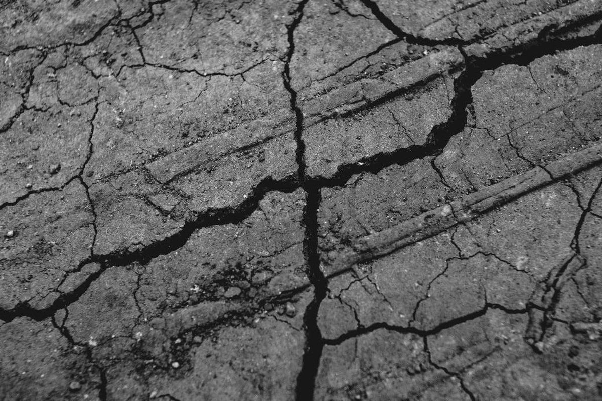 Ilustrasi tanah bergerak atau likuifaksi.