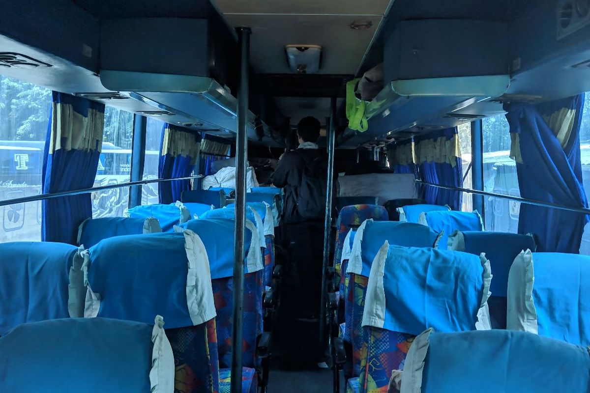 Tampak dalam bus pengantar 4 keranjang diduga ganja di pinggir Jalan Sudirman, Cikokol Kota Tangerang, Selasa (18/2/2020)