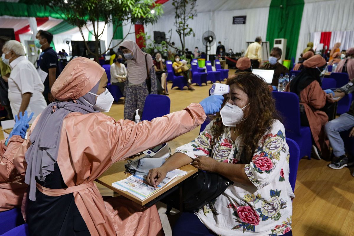 Vaksinasi Covid-19 bagi kelompok lanjut usia (lansia) dari Kementerian Kesehatan (Kemenkes) mulai dilaksanakan di BBPK Jakarta Kampus Hang Jebat, Jakarta, Senin (22/3/2021). Vaksinasi Covid-19 ini bisa dilakukan bagi lansia yang memiliki kartu tanda penduduk (KTP) DKI Jakarta dan non-DKI Jakarta.