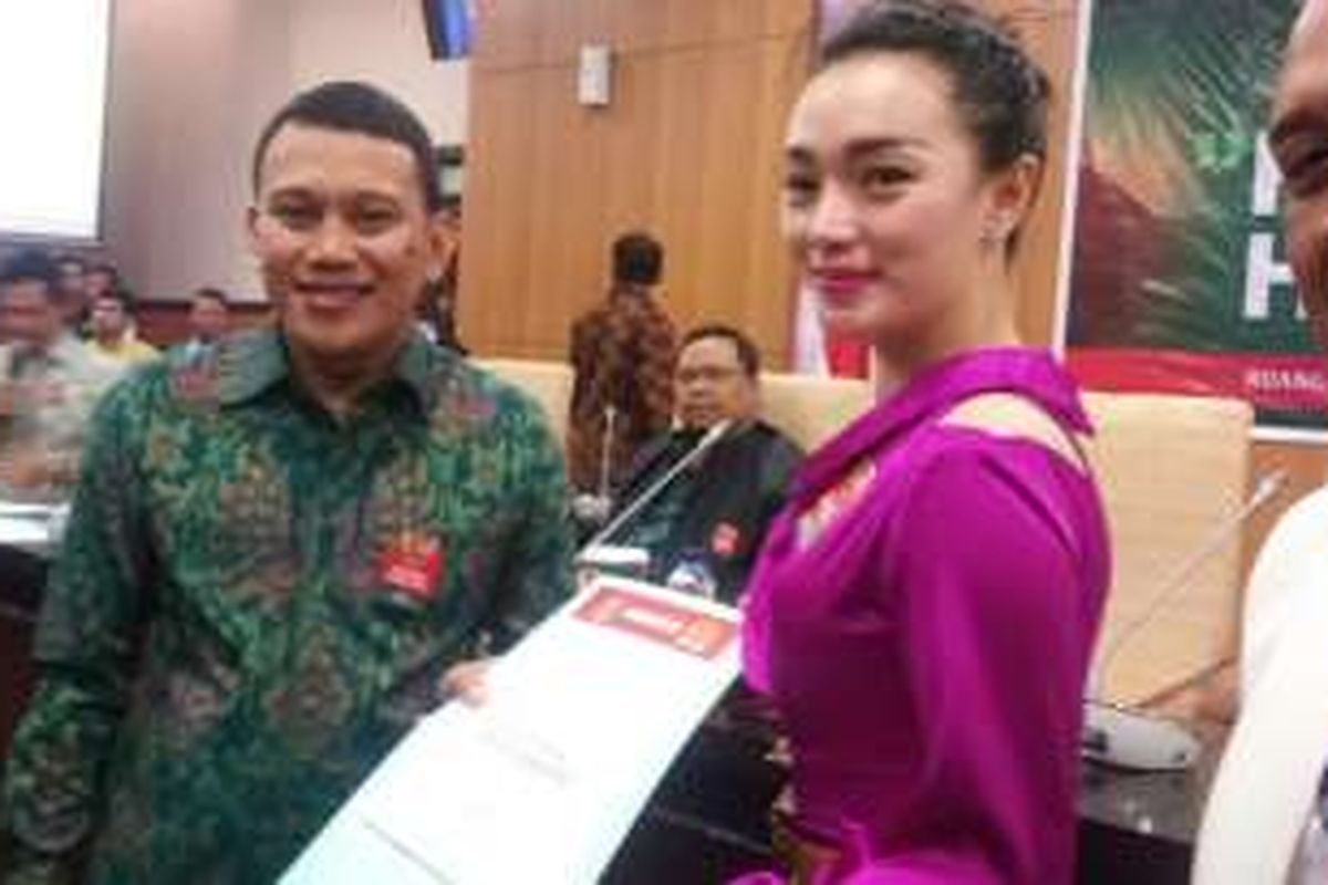 Zaskia Gotik (kanan) dan Ketua Fraksi PKB di MPR, Abdul Kadir Karding, di gedung DPR/MPR RI, Kamis (7/4/2016).