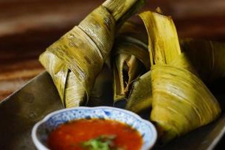 Chick in Pandan Leaf berupa ayam tanpa tulang dengan bumbu Thailand yang disajikan dalam bungkus pandan. Hidangan ini disajikan di restoran Fat Chow Temple Hill di Raya Uluwatu, Jimbaran, Bali.
