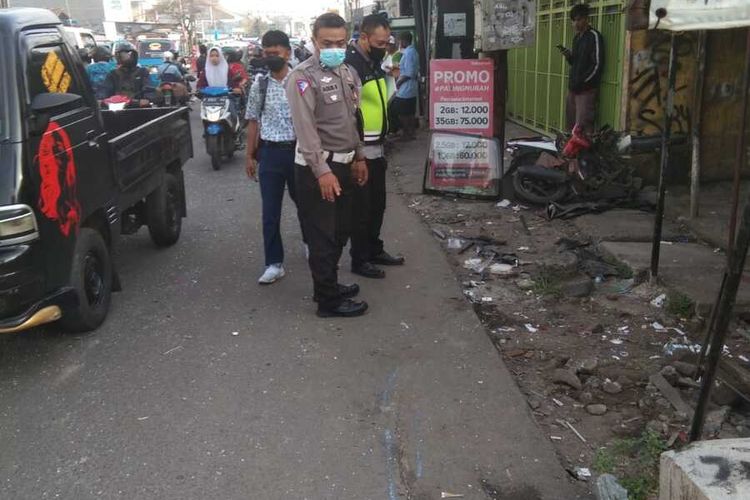 Anggota Satlantas Polres Bogor sedang melakukan penanganan kasus kecelakaan beruntun di Jalan Raya Pahlawan, Kelurahan Karang Asem Barat, Kecamatan Citeureup, Kabupaten Bogor, Jawa Barat, Selasa (20/12/2022).