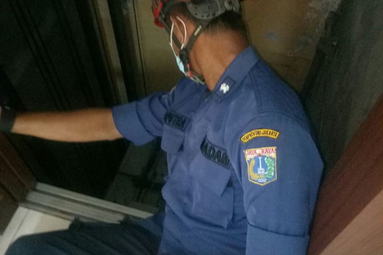 Petugas Damkar Sedang Mengevakuasi Korban Yang Terjebak Dalam lift