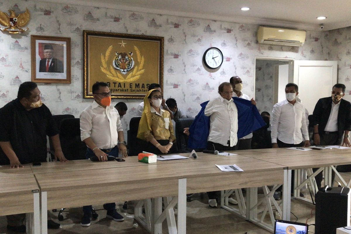 Senior Partai Demokrat Max Sopacua resmi bergabung ke dalam Partai Esa Masyarakat Sejahtera (Emas) dengan ditandai melepas jaket Partai Demokrat di Kantor DPP Partai Emas, Jakarta Selatan pada Jumat (11/12/2020).