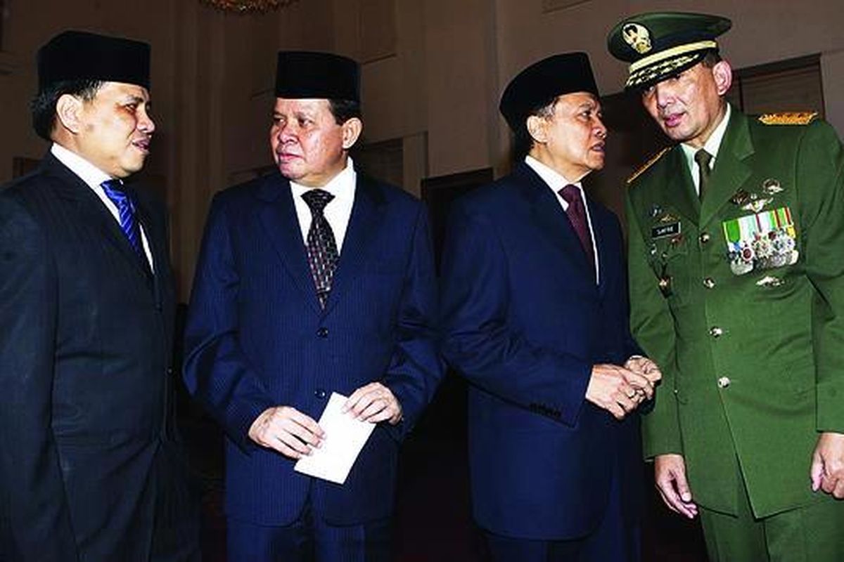 Sekretaris Kabinet Dipo Alam (kedua dari kanan), Wakil Menteri Pertahanan Sjafrie Sjamsoeddin (kanan), Wakil Menneg PPN/Kepala Bappenas Lukita Dinarsyah Tuo (kiri), dan Wakil Menteri Pendidikan Nasional Fasli Djalal berbincang sejenak sebelum dilantik Presiden Susilo Bambang Yudhoyono di Istana Negara, Jakarta, Rabu (6/1). Pelantikan wakil menteri itu dihadiri Wakil Presiden Boediono, Menteri Kabinet Indonesia Bersatu II, dan pejabat negara lainnya.