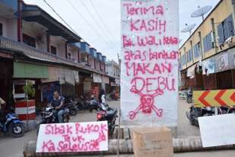 Puluhan pedagang dan masyarakat berdemo di Pasar Punteut, Lhokseumawe, Rabu (11/5/2016).