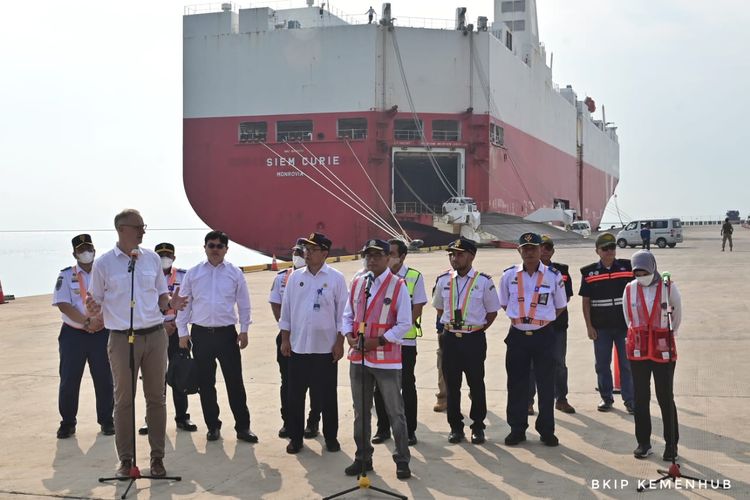 Menteri Perhubungan Budi Karya Sumadi dan Duta Besar Denmark untuk Indonesia Lars Bo Larsen di Pelabuhan Patimban, Subang, Jawa Barat pada Jumat (16/9/2022).