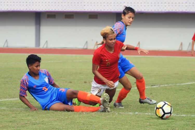 Pertandingan timnas putri Indonesia vs India pada laga ujicoba internasional FIFA A Match di Stadion Sport Centre Kelapa Dua, Tangerang, Minggu (27/1) sore. Tiga gol India dicetak lewat hattrick Ratanbala Devi pada menit ke-69, 73 dan 82.