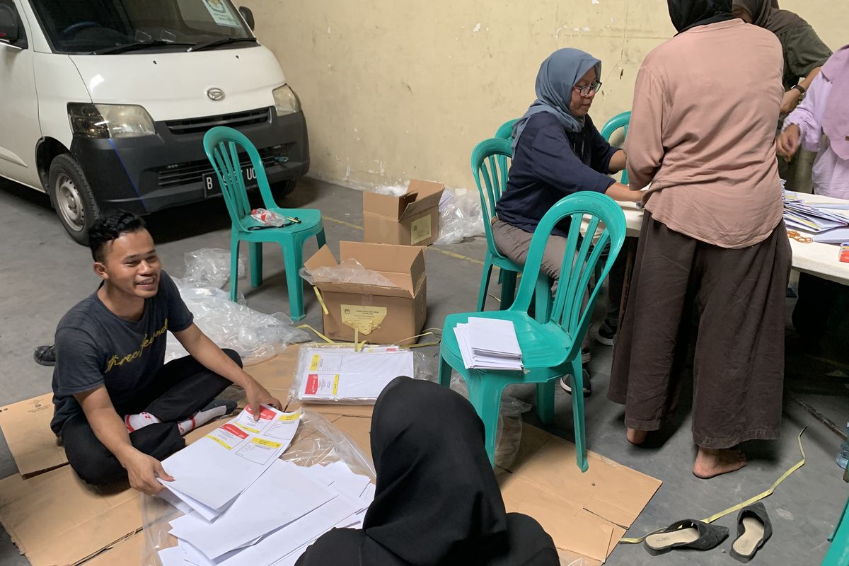 Salah satu pekerja sortir surat suara Pemilu 2024, Ibnu Umar (24) saat ditemui di Gudang Alexindo, Bekasi Utara, Senin (8/1/2024). Alasan ia ikut karena mendapatkan upah yang lumayan untuk tambahan uang saku.