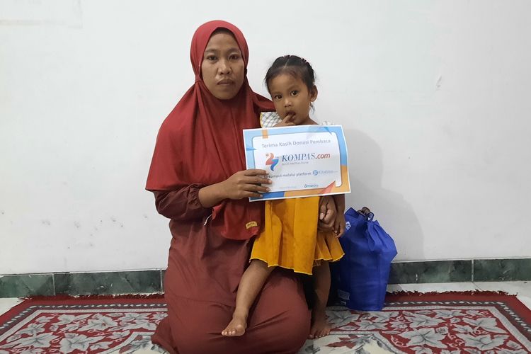 Asyifa dan sang Ibunda saat menerima bantuan donasi dari pembaca kompas.com, Senin (5/12/2022). 