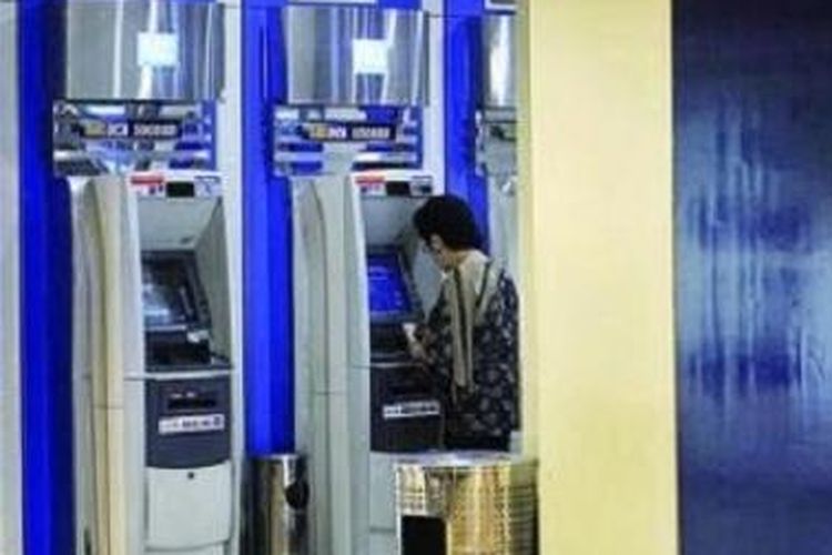 Ilustrasi: Pengunjung sedang melakukan transaksi di ATM BCA, kode bank BCA, KlikBCA Individual