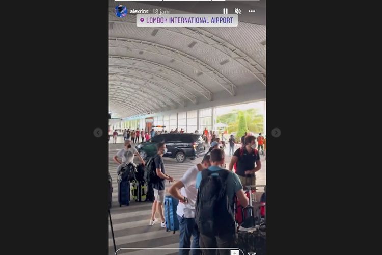 Pembalap Suzuki Ecstar Alex Rins mengunggah kedatangannya di Lombok. 