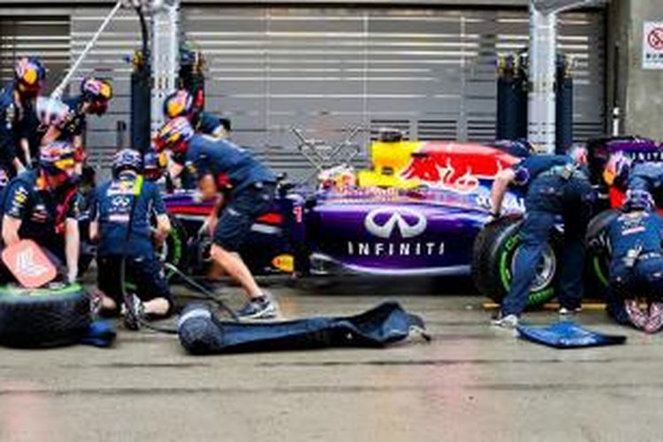 Pebalap Red Bull asal Jerman Sebastian Vettel melakukan pit stop pada sesi kualifikasi GP China di Sirkuit Internasional Shanghai, Sabtu (19/4/2014).