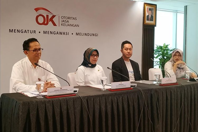 Wakil Ketua Dewan Komisioner OJK Nurhaida (kedua kiri) dan Ketua Umum Asosiasi Fintech Indonesia (Aftech) Niki Luhur (kedua kanan) memberi keterangan dalam jumpa pers di Kantor OJK Wisma Mulia 2, Jakarta, Jumat (9/8/2019).