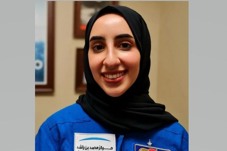 Nora Al Matrooshi, astronot wanita pertama Uni Emirat Arab yang lulus dari NASA, berpose setelah wawancara dengan AFP di Johnson Space Center di Houston, Texas, 5 Maret 2024.