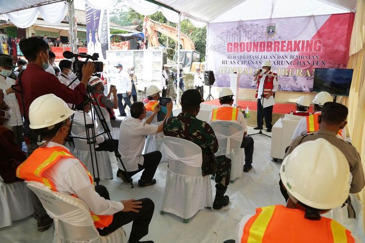 Gubernur Banten Wahidin Halim saat meresmikan peletakan batu pertama pembangunan jembatan Ciberang di Kabupaten Lebak, Rabu (8/9/2021).