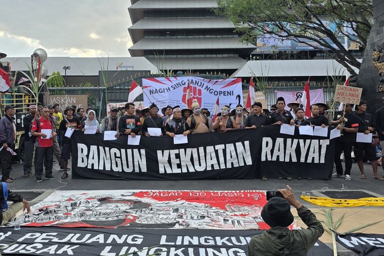 Demo Kritik Tambang Ilegal dan Kriminalisasi, Massa Bawa Sapu dan Tumpeng Geruduk Kantor Gubernur Jateng