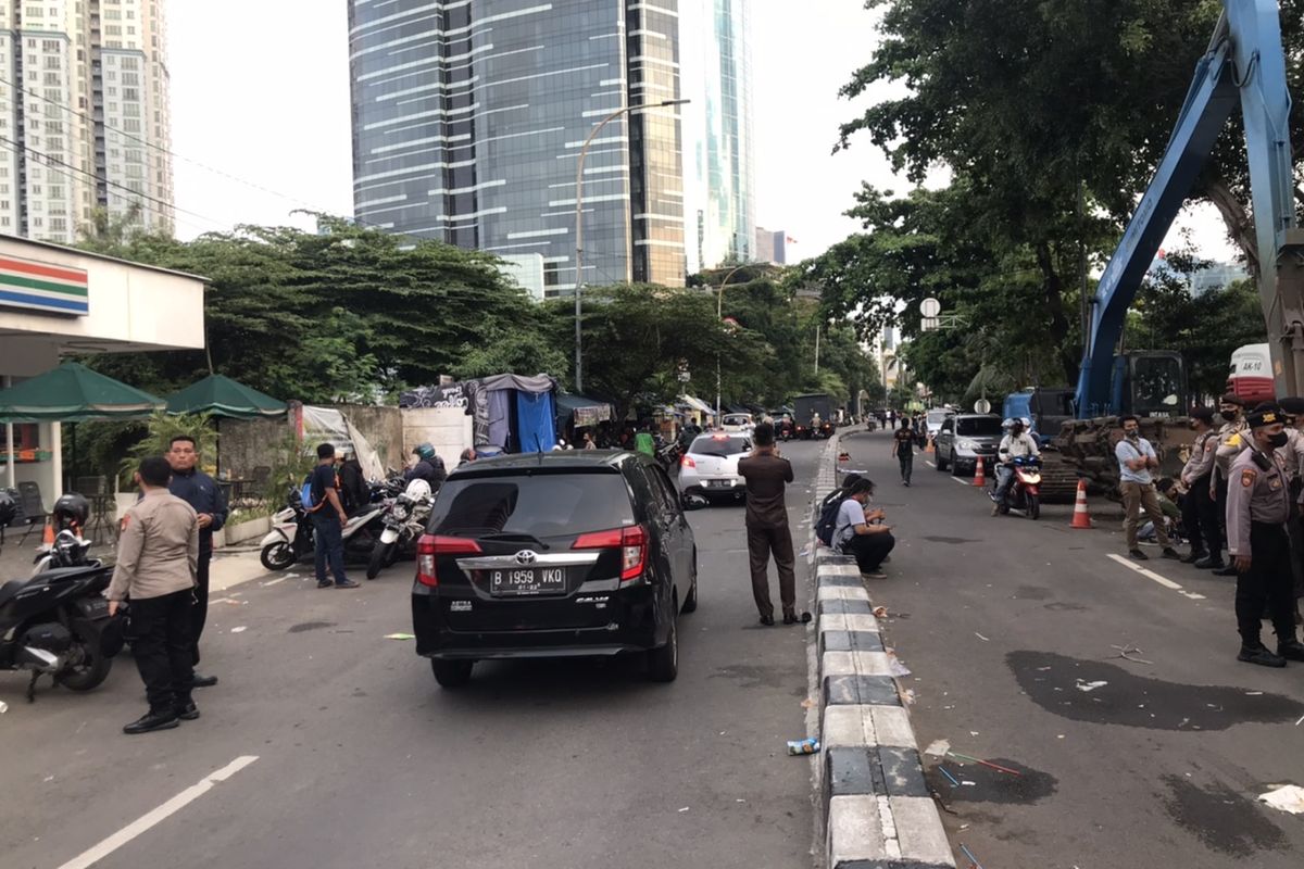 Arus lalu lintas di Gedung Merah Putih KPK tepatnya di Jalan Kuningan Persada, Setiabudi, Jakarta Selatan kembali dibuka pasca-demo dari Aliansi Badan Eksekutif Mahasiswa Seluruh Indonesai (BEM SI) pada Senin (27/9/2021) sore.