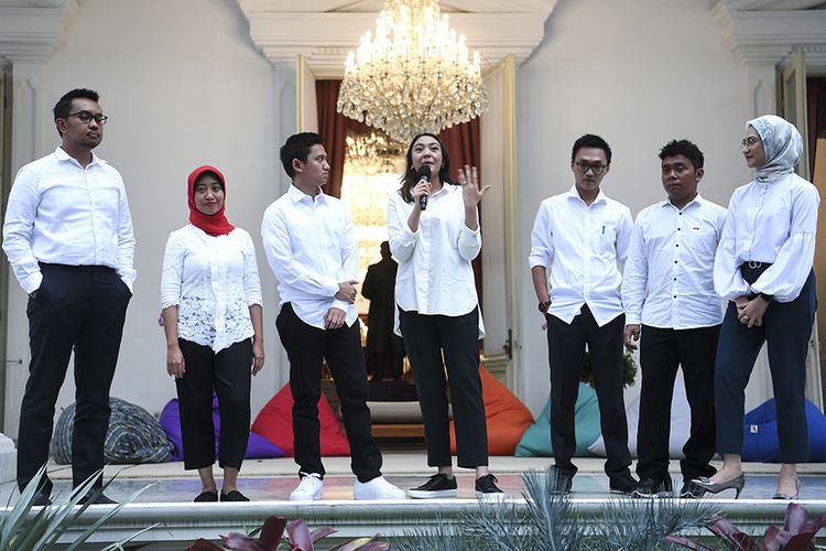 Staf khusus Presiden Joko Widodo yang baru dari kalangan milenial (kiri ke kanan) CEO Amartha, Andi Taufan Garuda Putra, Perumus Gerakan Sabang Merauke Ayu Kartika Dewi, Pendiri Ruang Guru Adamas Belva Syah Devara, CEO dan Founder Creativepreneur Putri Indahsari Tanjung, Mantan Ketua Pergerakan Mahasiswa Islam Indonesia/PMII Aminuddin Maruf, Peraih beasiswa kuliah di Oxford Billy Gracia Yosaphat Mambrasar dan Pendiri Thisable Enterprise Angkie Yudistia menjawab pertanyaan wartawan saat diperkenalkan di halaman tengah Istana Merdeka Jakarta, Kamis (21/11/2019). Ketujuh stafsus milenial tersebut mendapat tugas untuk memberi gagasan serta mengembangkan inovasi-inovasi di berbagai bidang. ANTARA FOTO/Wahyu Putro A/nz