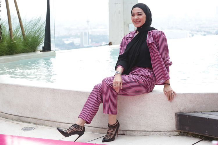 Koleksi baju kolaborasi Barbie X Ayu by Ayu Lestari saat peluncuran di Jakarta, Selasa (14/3/2023). Barbie X Ayu by Ayu Lestari meluncurkan empat koleksi baju dan dua motif hijab.