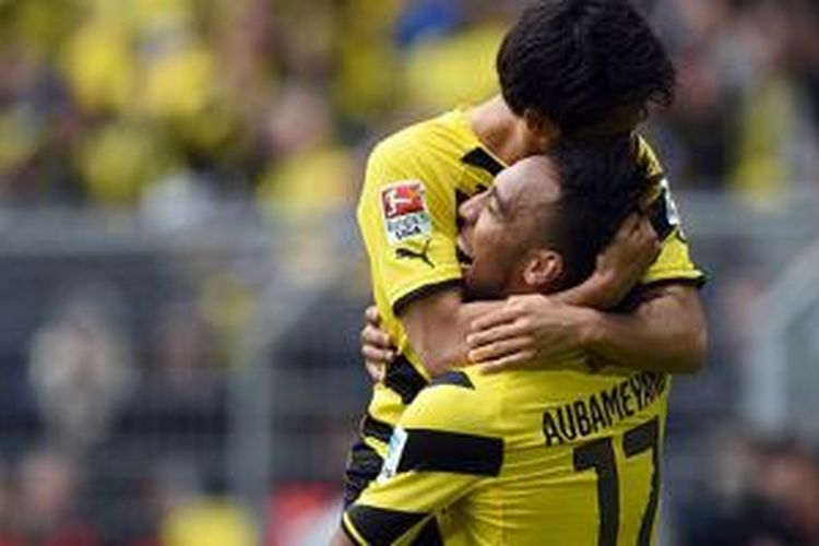 Pierre-Emerick Aubameyang dan Shinji Kagawa merayakan keberhasilan mencetak gol ke gawang Eintracht Frankfurt, Sabtu (25/4/2015). 