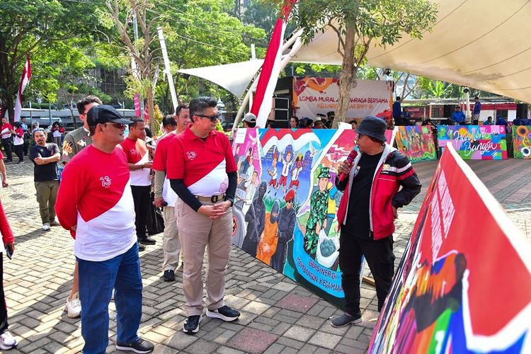 Kepala BNPT Republik Indonesia (RI) Komisaris Jenderal (Komjen) Polisi Rycko Amelza Dahniel saat melihat karya mural. ()