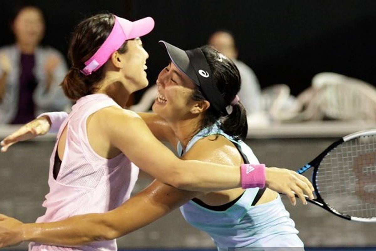 Petenis putri Indonesia, Aldila Sutjiadi (kanan) melakukan selebrasi bersama partnernya asal Jepang, Miyu Kato, usai meraih kemenangan pada final melawan Leylah Fernandez (Kanada)/Bethanie Mattek-Sands (Amerika Serikat) dalam ASB Classic Tennis Tournament di Auckland, 8 Januari 2023. Terkini, Aldila/Kato menjadi juara Thailand Open 2024 pada Minggu (4/2/2024). 
