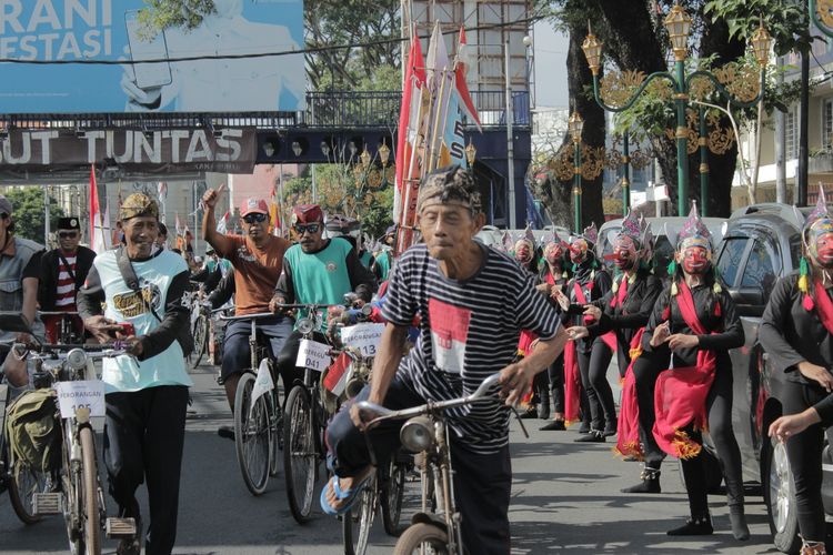 Kegiatan nasional bersama Komunitas Sepeda Onthel Indonesia (Kosti) Malang di Kawasan Kayutangan, Kota Malang dan diselenggarakan oleh para mahasiswa dari Program Studi Ilmu Komunikasi UMM yang tengah mem-branding pariwisata di Jawa Timur. 