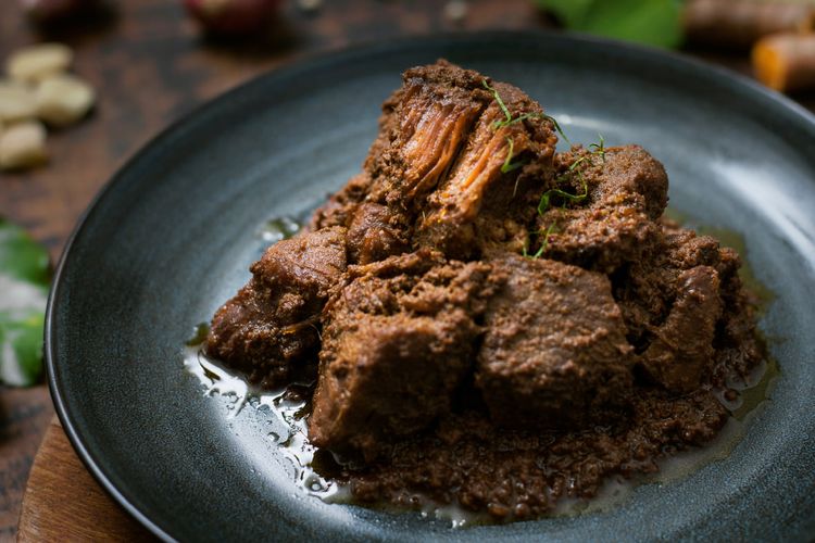 Rendang Daging oleh Restoran Sendok Garpu di Swiss. 