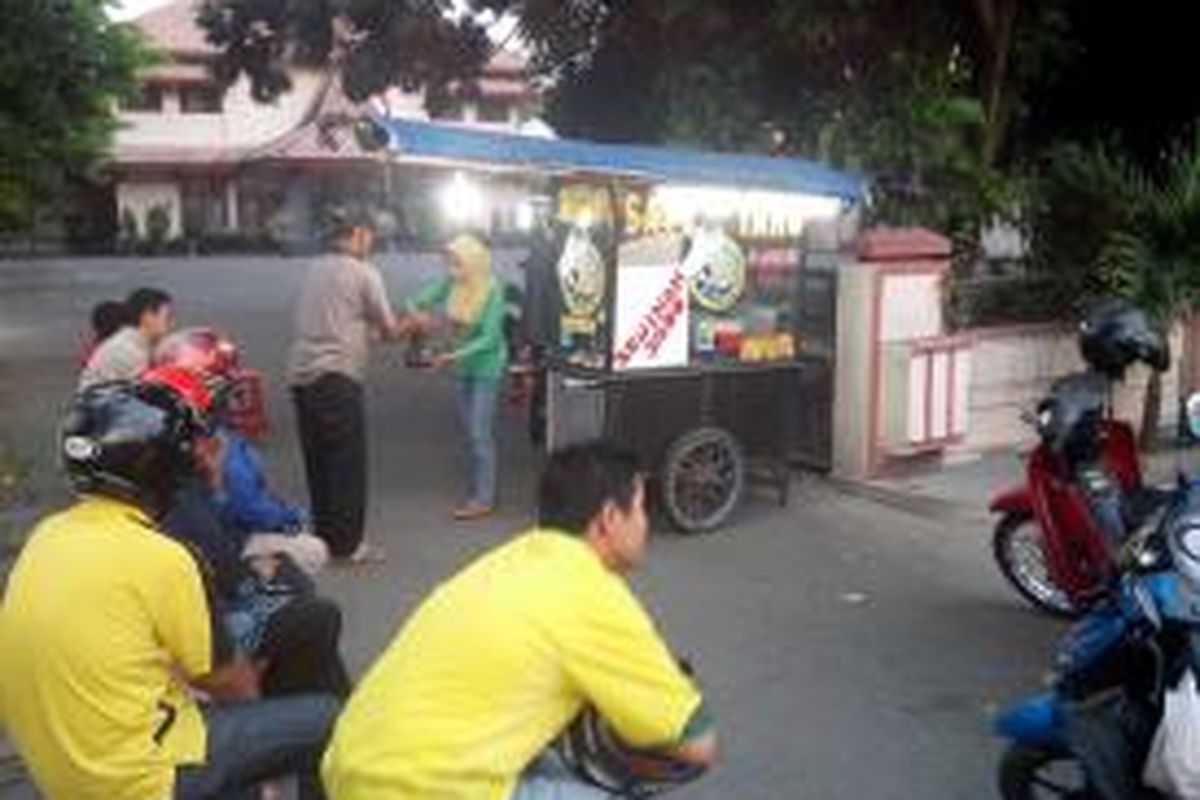 Hatta memanfaatkan gerobak kecil dan mangkal di Jalan KDP Slamet Kota Kediri sebagai tempatnya berjualan. Tempat mangkalnya tepat di depan ex markas Polwil Kediri.