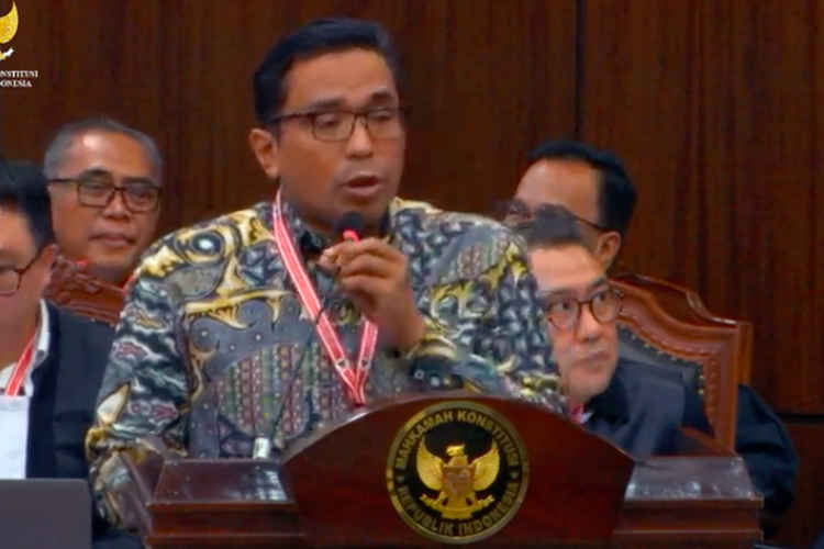 Pakar Hukum Tata Negara Universitas Andalas, Charles Simabura menjadi saksi ahli dari kubu Ganjar-Mahfud dalam sidang sengketa Pilpres di Mahkamah Konstitusi, Selasa (2/4/2024)