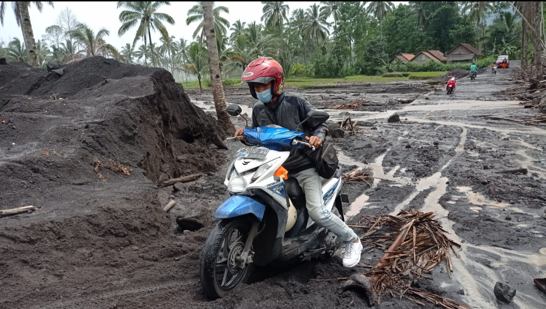 Terjebak Banjir Lahar Dingin Semeru, 8 Warga Dievakuasi dengan Ekskavator